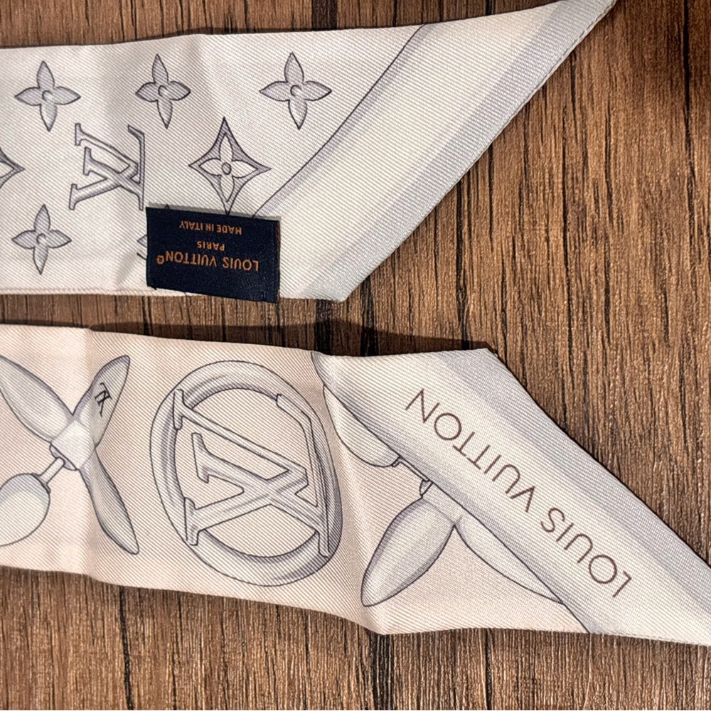 Louis Vuitton LV Monogram Silk Scarf in White and Gray Special Edition LIKE NEW - Picture 3 of 5